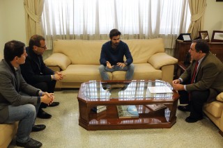 El rector recibe a Carlos Borrás junto con el vicerrector de Estudiantes y eñ vicepresidente ejecutivo de la Fundación Universidad Pablo de Olavide.