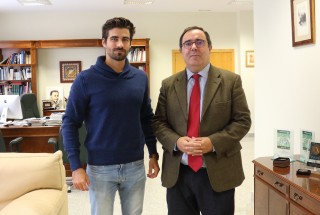 El estudiante Carlos Borrás junto con el rector de la UPO.