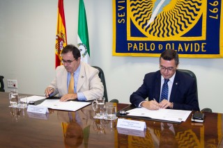 El rector Vicente Guzmán y presidente del Círculo Mercantil e Industrial de Sevilla, Práxedes Sánchez, durante la firma del convenio.