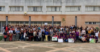 Vecinos de Polígono Sur, becarios de la Residencia Flora Tristán, proferes junto con la comisionada para el Polígono Sur, Mar González; la vicerrectora de Cultura y Compromiso Social de la UPO, Elodia Hernández; y el director de la Residencia Flora Tristán, Germán Jaraíz.