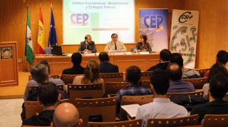 De izquierda a derecha: Antonio Díaz, secretario regional de la Confederación Española de Policía en Andalucía Occidental, el rector Vicente Guzmán, y Ana Velázquez, secretaria de presidencia de CSIF Sevilla.