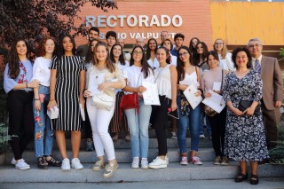 Los premiados junto a la decana de la Facultad de Humanidades de la UPO, Rosario Moreno. En la primera fila los estudiantes del IES La Campiña.