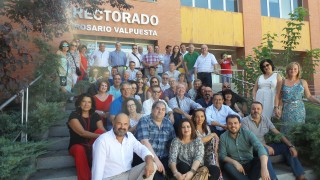 La vicerrectora Pilar Rodríguez junto con los antiguos alumnos de la Universidad Laboral y acompañantes.