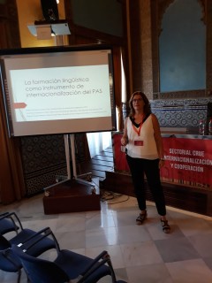 Verónica Pacheco ha particiapdo con la ponencia ha impartido la ponencia “La formación lingüística como instrumento de internacionalización del PAS”