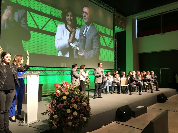 Vicente Guzmán recibe el Premio Andalucía Más Social entregado por la consejera María José Sánchez Rubio