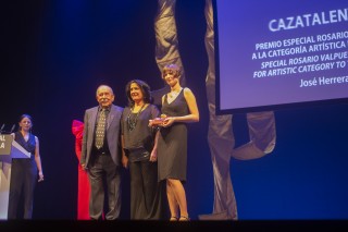 Pilar Rodríguez Reina junto a Antonio Zoido, en la entrega del Premio Especial Rosario Valpuesta a la Categoría Artística al cortometraje "Cazatalentos".