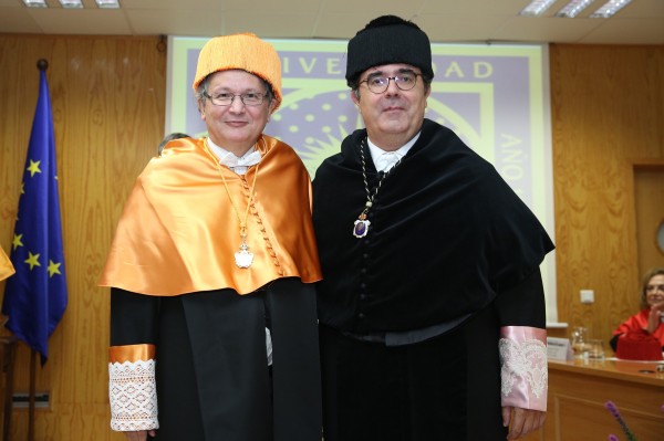 El profesor Shaker A. Zahra junto al rector Vicente Guzmán. 
