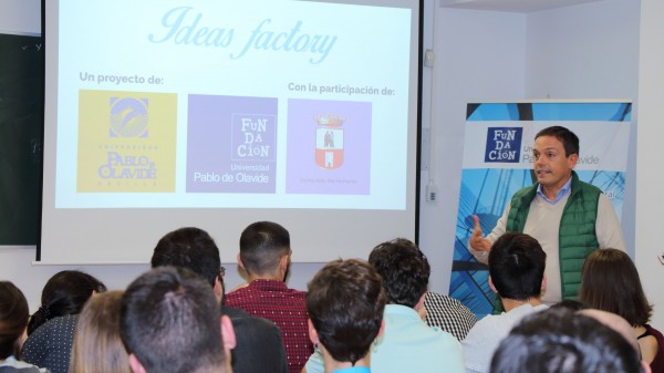 José Manuel Feria durante la presentación de Ideas Factory, evento universitario de generación de ideas de negocio