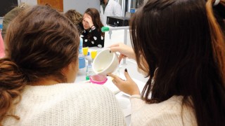 Estudiantes en el taller "Extracción de ADN vegetal"