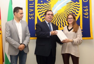 Raquel Hernández junto con el rector Vicente Guzmán y el delegado del rector para la Calidad Raúl Giráldez.