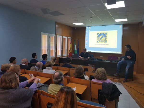 Raúl Gómez y Javier Cortés en un momento de la actividad junto al alumnado de Derecho y del Aula Abierta de Mayores. 