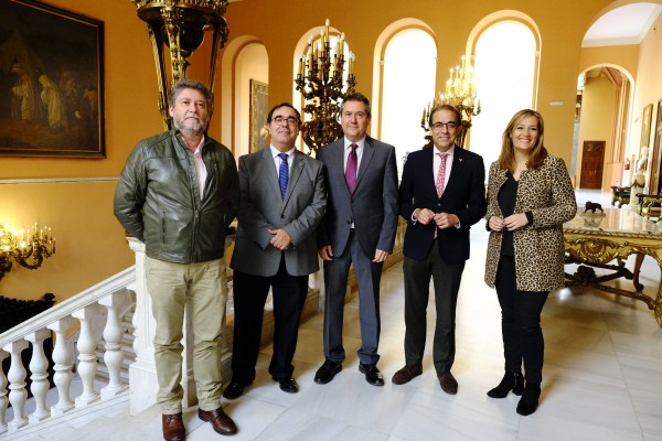 Carlos García, Vicente Guzmán, Juan Espadas, Miguel Ángel Castro y Myriam Díaz en el Ayuntamiento de Sevilla