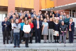 Foto de familia del homenaje organizado por los profesores y profesoras de Derecho. 