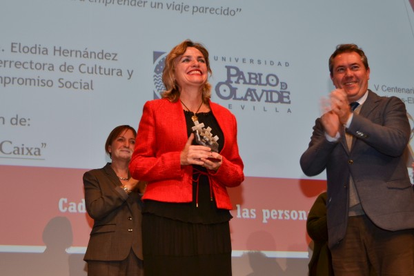 La vicerrectora Elodia Hernández recogió el premio de manos del alcalde Juan Espadas. 