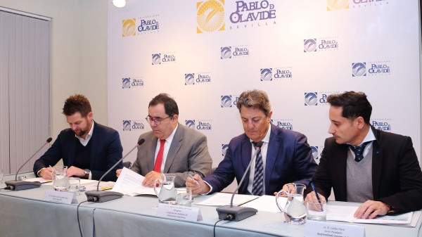 Juan Manuel Suárez, Vicente Guzmán, Alfonso Escribano y Carlos Otero durante la firma del convenio