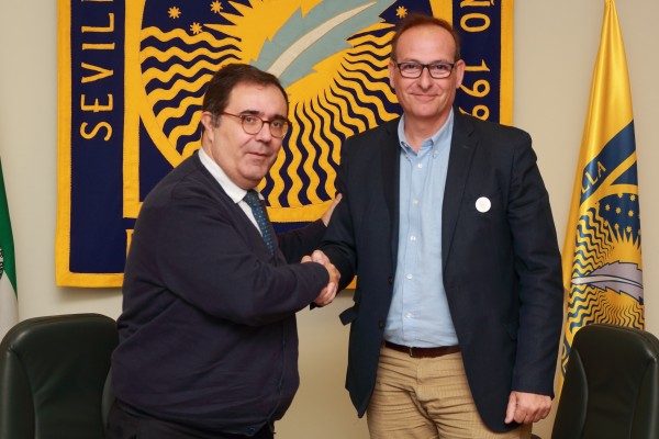 El rector de la UPO Vicente Guzmán junto a Antonio López, presidente de ENACH Asociación.