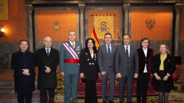 Pilar Rodríguez Reina junto a autoridades que asistieron a la Pascua Militar en Sevilla