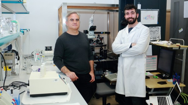 Antonio Rodríguez-Moreno (i) y Rafael Falcón Moya, en el Laboratorio de Neurociencia y Plasticidad de la UPO