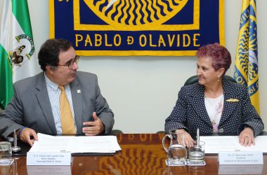 Vicente Guzmán y la Dra. María Sáinz durante al firma del convenio