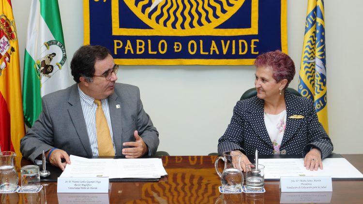  Vicente Guzmán y la Dra. María Sáinz durante al firma del convenio