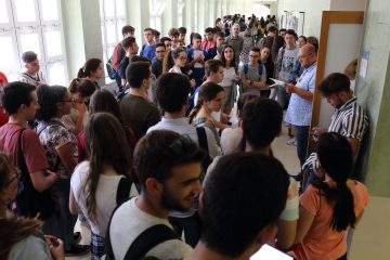 Estudiantes aguardan para acceder al aula en la PEvAU