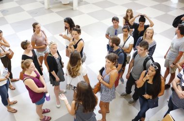 Estudiantes internacionales en una sesión de orientación en el campus