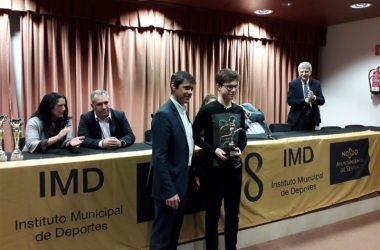 José Luis David Guevara García entrega el trofeo a Kirill Shevchenko, vencedor del XLV Abierto Internacional de Ajedrez Ciudad de Sevilla