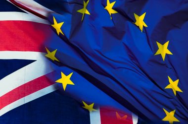 banderas de la UE y Reino Unido
