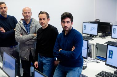 Desde la izquierda, Francisco A. Gómez, Miguel García, Federico Divina y Fernando M. Delgado en un laboratorio de informática de la UPO