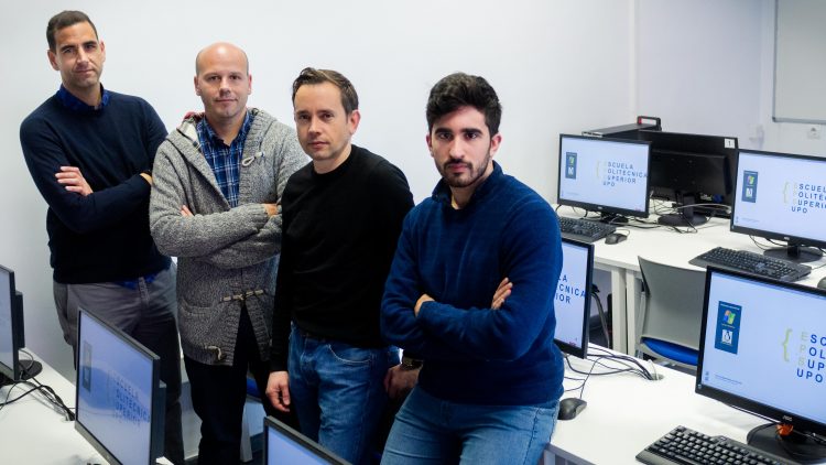 Desde la izquierda, Francisco A. Gómez, Miguel García, Federico Divina y Fernando M. Delgado en un laboratorio de informática de la UPO