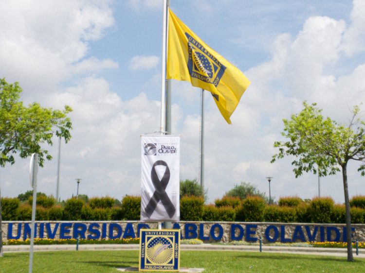 Crespón negro en el campus de la UPO por los fallecidos a causa del Covid-19