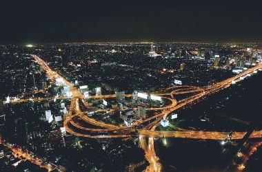 vista nocturna de una ciudad