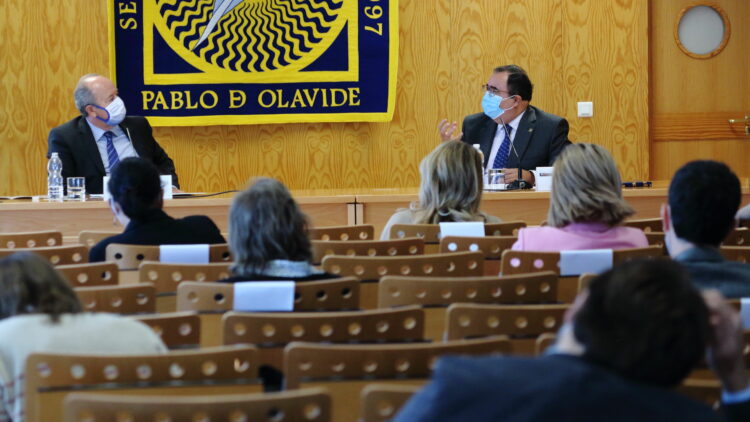 Juan Carlos Campo y Vicente Guzmán tras la conferencia del ministro 'Justicia 2030'