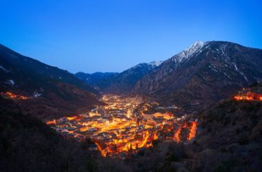 Vista nocturna de Andorra la Vella. Shutterstock / lunamarina