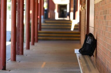 mochila abandonada en un colegio