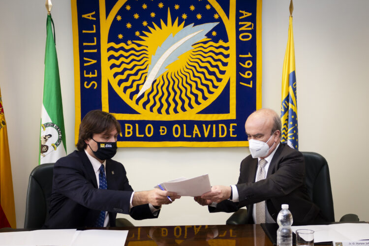 Francisco Oliva y Mariano Jabonero durante la firma del convenio