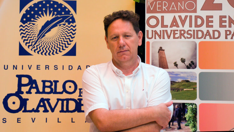 Rafael Merinero en la sede de la UPO en Carmona
