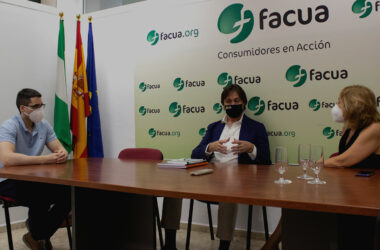 Miguel Ángel Serrano, vicepresidente de FACUA; Francisco Oliva, rector de la Universidad Pablo de Olavide, y Olga Ruiz, presidenta de FACUA.