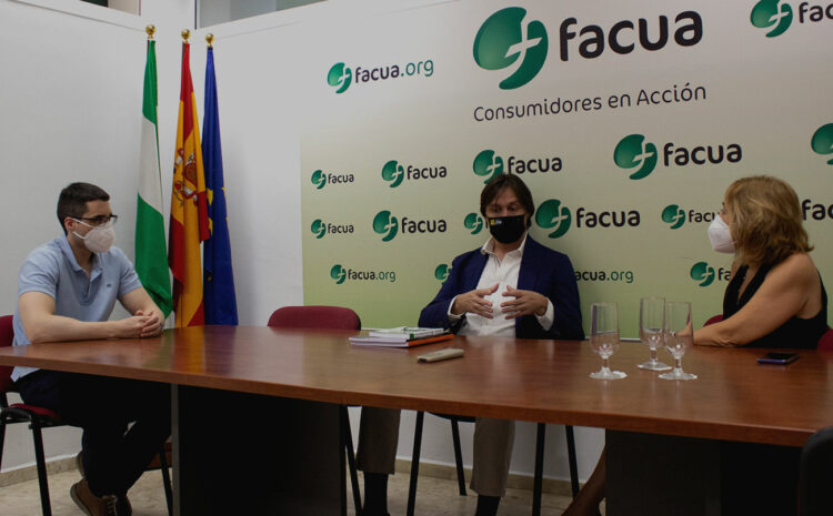 Miguel Ángel Serrano, vicepresidente de FACUA; Francisco Oliva, rector de la Universidad Pablo de Olavide, y Olga Ruiz, presidenta de FACUA.