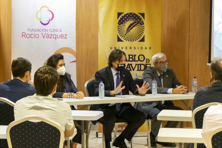 Rocío Vázquez, Francisco Oliva y Francisco Bedoya durante la presentación del máster
