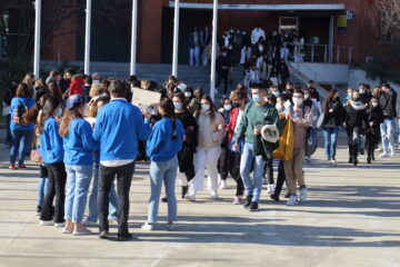 Imagen de estudiantes en la Plaza de América del Campus de la UPO.