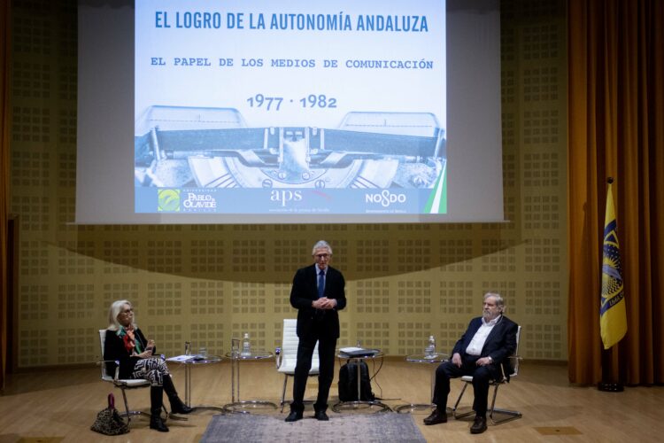 Lola Cintado, RAfael Rodríguez y Enrique García en la mesa dedicada al papel de los medios de comunicación