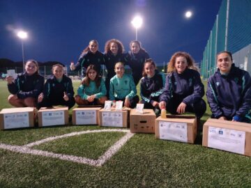 Equipo senior femenino del Cádiz CF con la bebida