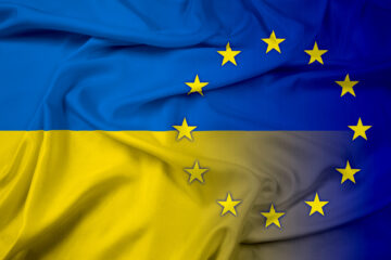 Banderas de Ucrania y de la UE