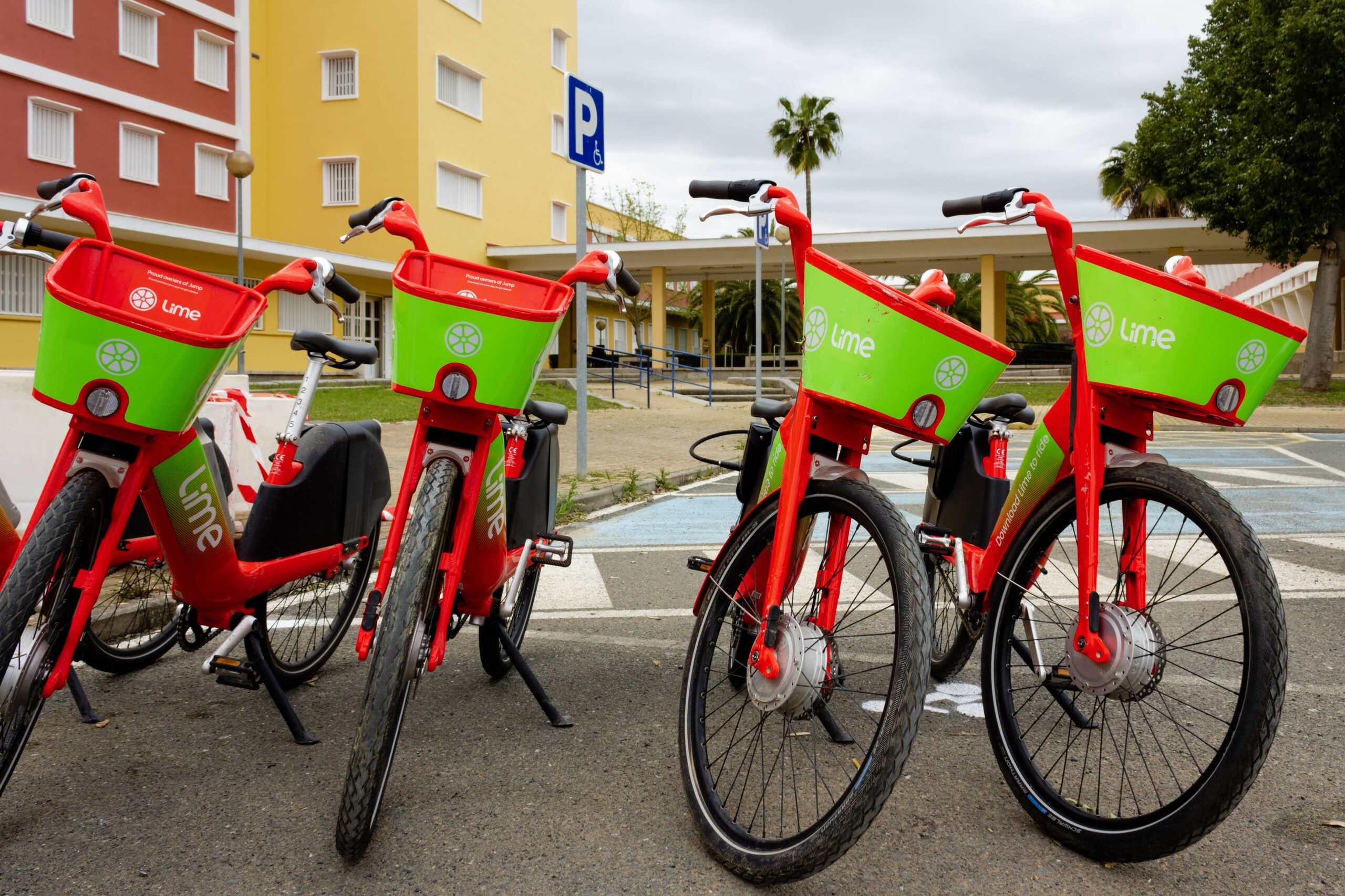 El servicio de alquiler de bicicletas eléctricas Lime cuenta desde este  lunes con tres estacionamientos en el campus de la UPO – DUPO – Diario de  la Universidad Pablo de Olavide