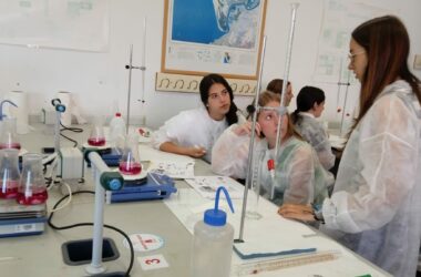 Estudiantes de Secundaria y Bachillerato en laboratorios de la UPO