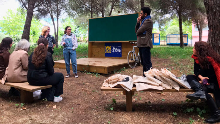 Lola González Luna y Sam Guerra Mora, alumnos internos del área de Filología Latina, explican el propósito del proyecto
