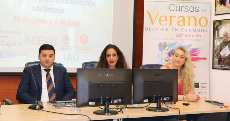 Desde la izquierda:  Ismael Cayón, abogado; Cecilia Franco, directora del curso y Virginia Jiménez, abogada, en la inauguración del seminario