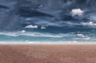 terreno árido con horizonte de nubes