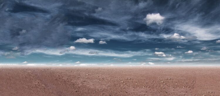 terreno árido con horizonte de nubes